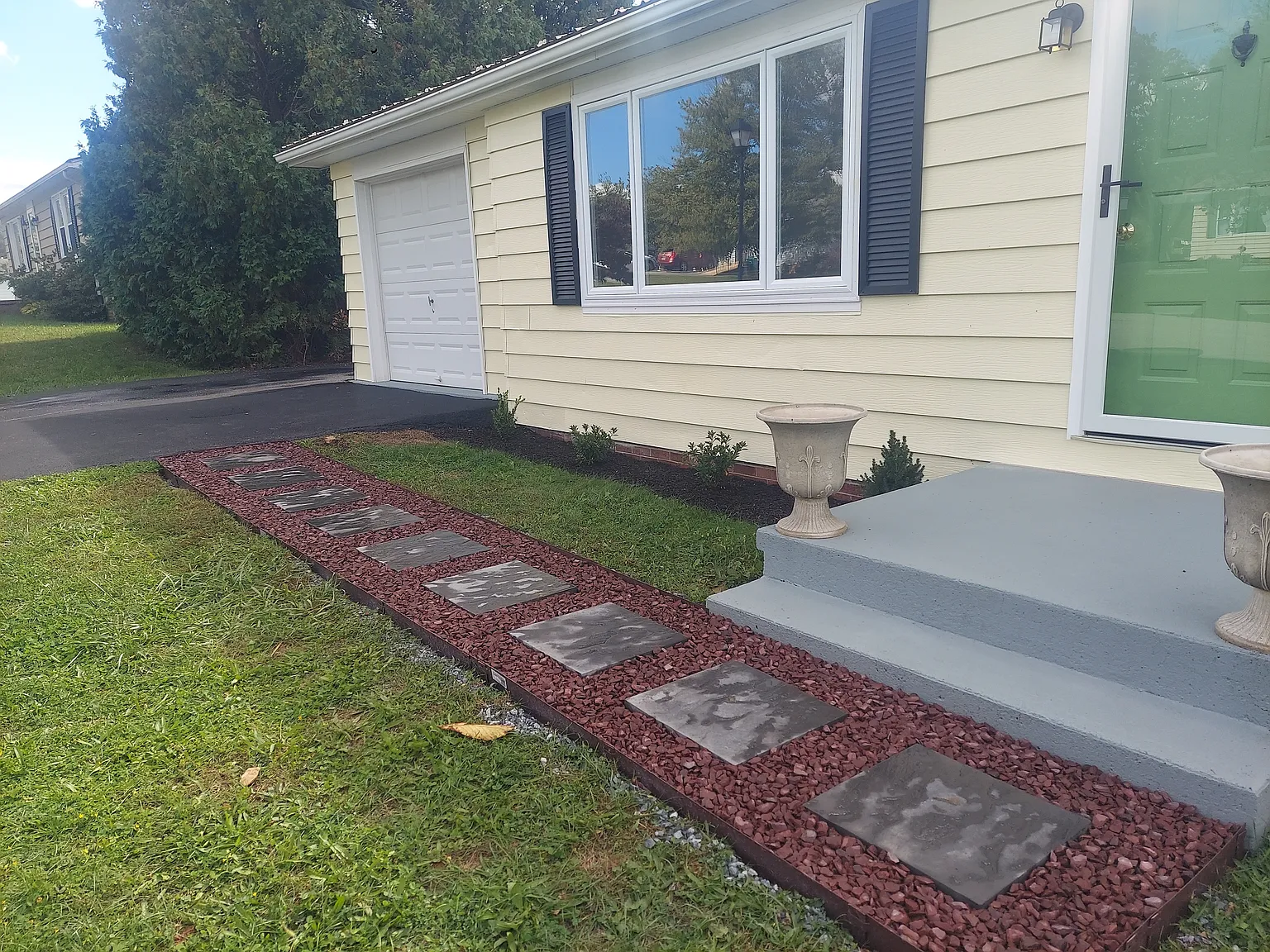 215 Southgate Dr — Photo 3