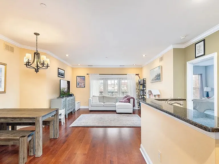 1448 Aldine St — Photo 1