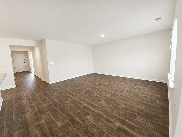 869 Twickenham Loop — Photo 8