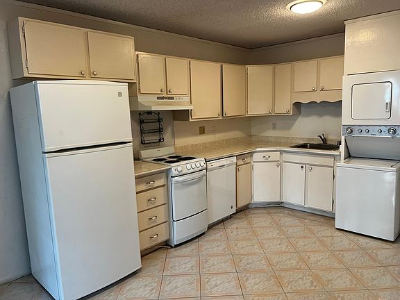 Kitchen, dining, and washer/dryer