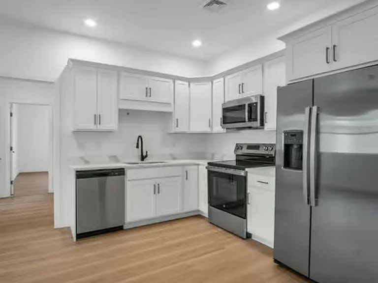 1309 N Bridge St — Photo 30