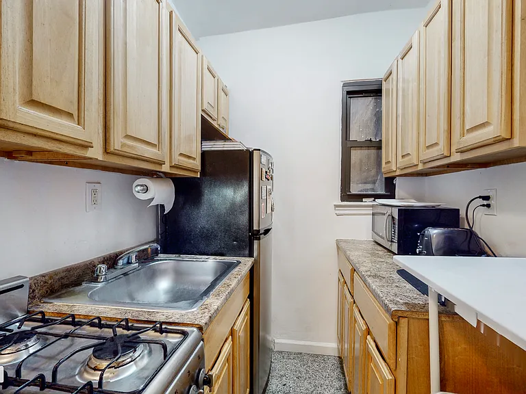 343 E 51st St #3A — Photo 4