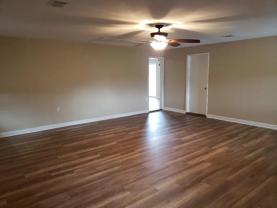 3 bed, 3270 sqft, $2,500 — Photo 4