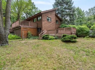 1951 W Harvey Lake Rd, Highland, MI 48356
