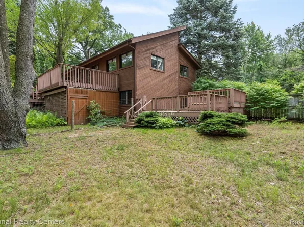 1951 W Harvey Lake Rd, Highland, MI 48356
