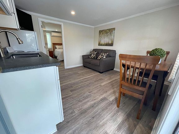 4th image of 101 E Grand Ave #101