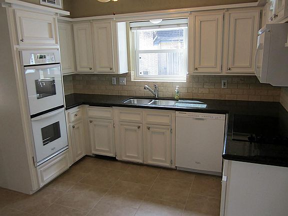 Newly remodeled kitchen with 2 new double ovens, and smooth surface cooktop.