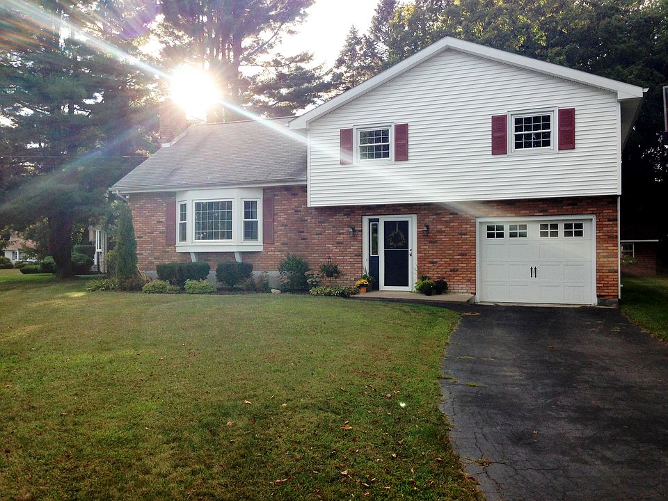 1st image of 18 Cloverleaf Dr