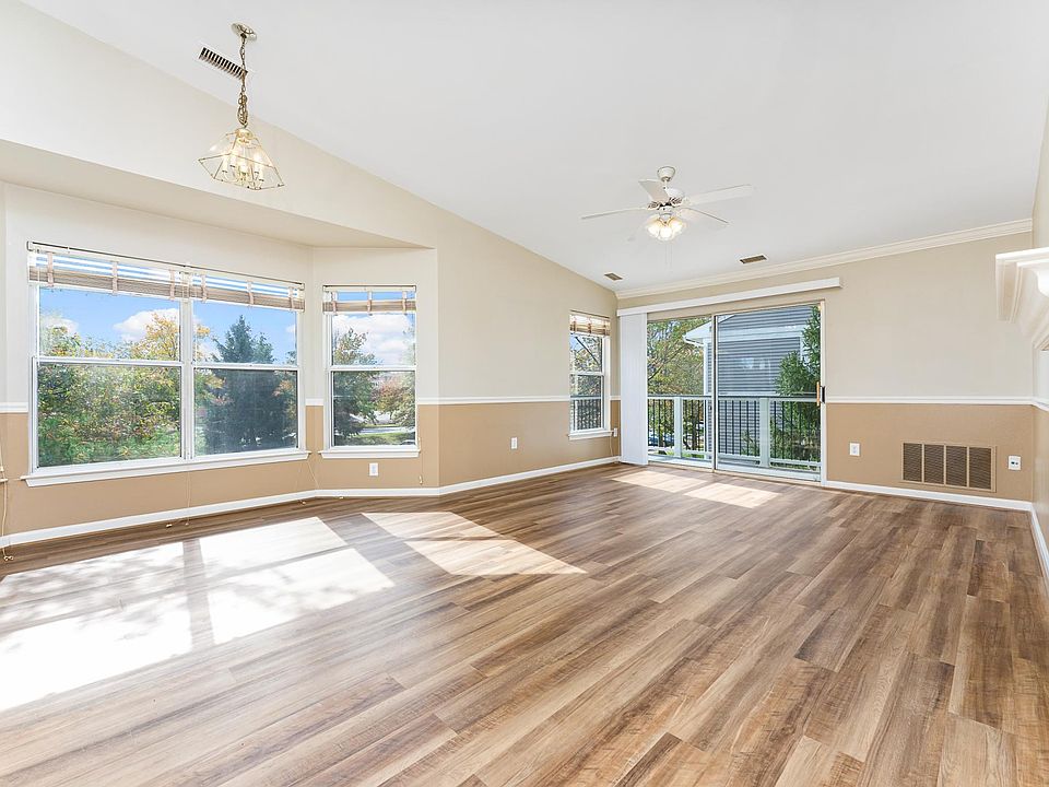 1st image of 301-20585 Snowshoe Sq #301