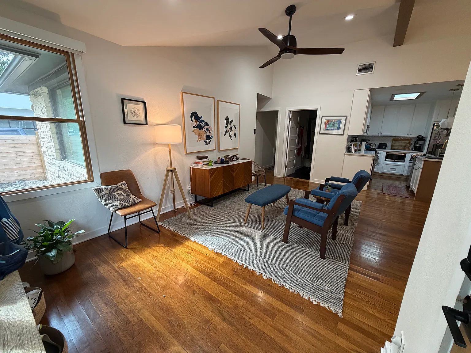 5 bed, 2324 sqft, $5,300 — Photo 2