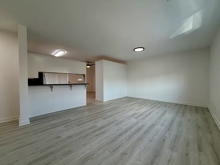302 SW 6th St #20 — Photo 2