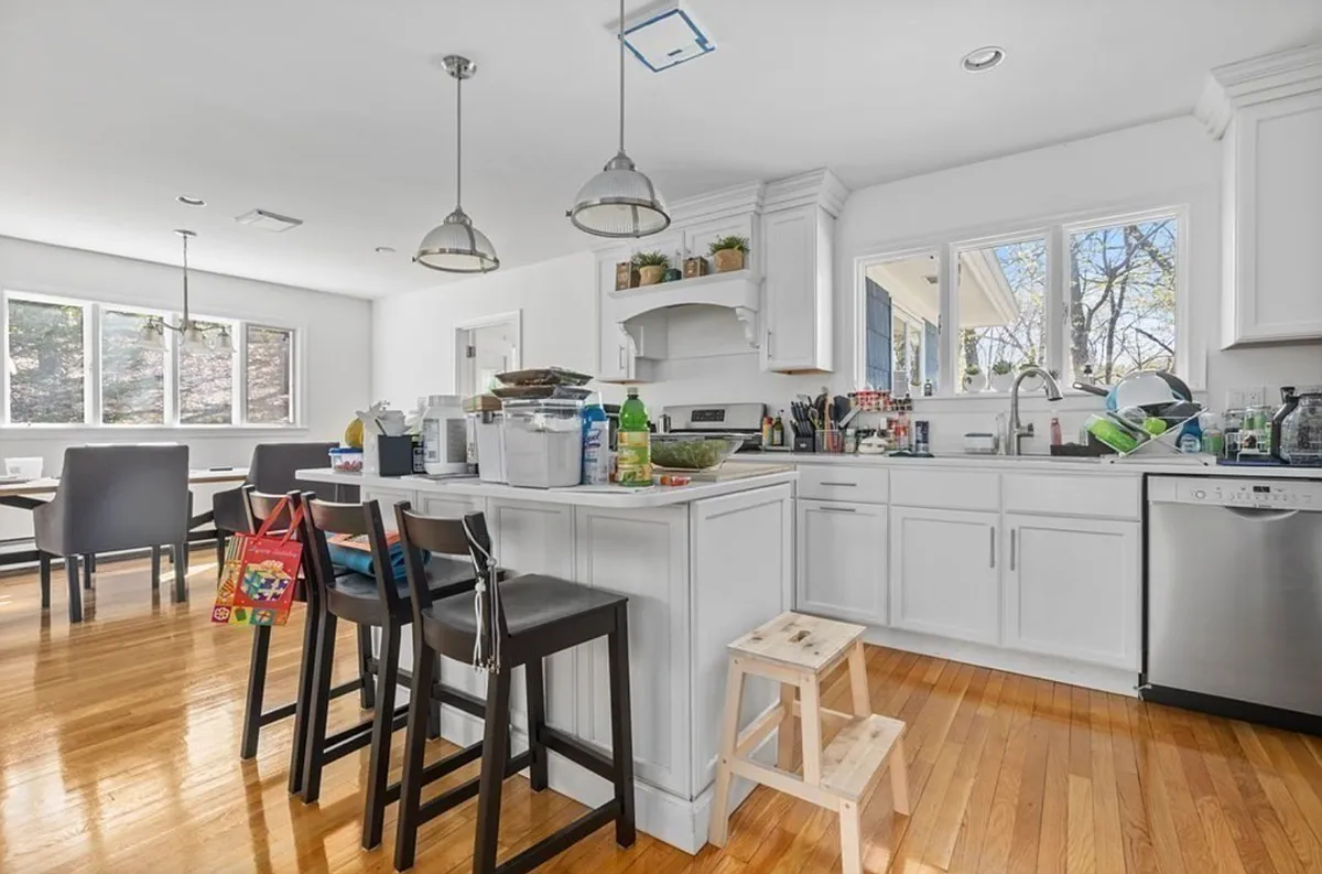 Building Photo - 608 Beacon St