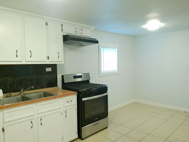 225 Watson St — Photo 5