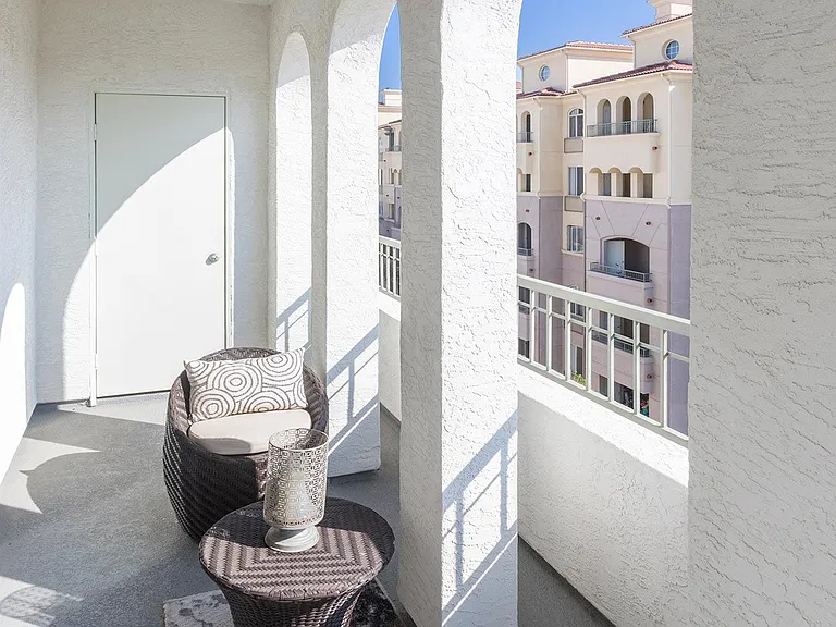 La Jolla Crossroads Apartments — Photo 25