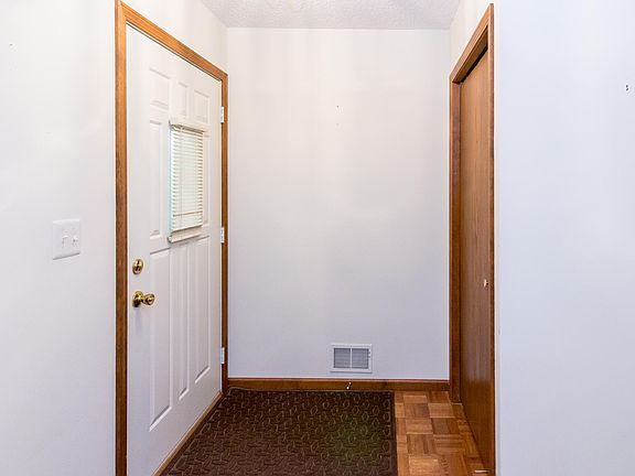 5th image of 627 Woodcreek Cir