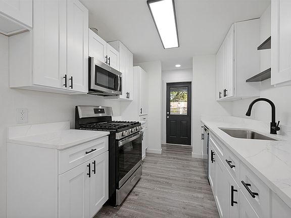 5th image of 209 W 12th St