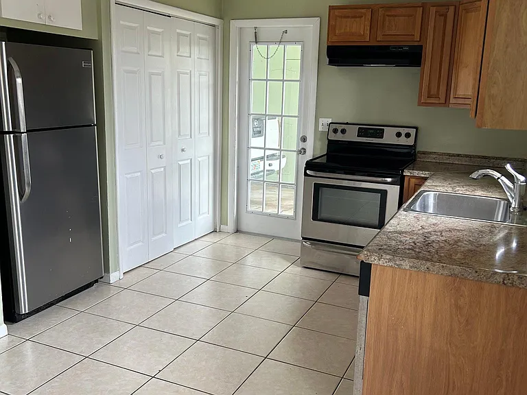 367 NW Aurora St — Photo 4