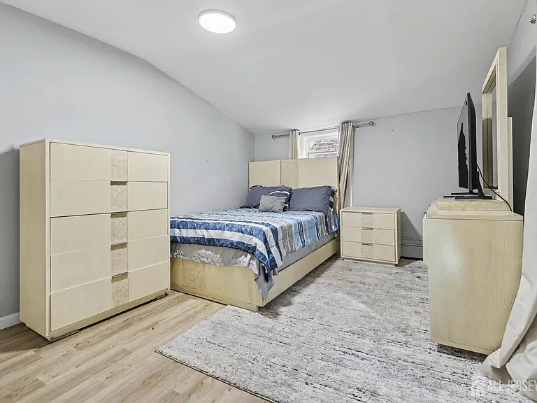 181 Hale St — Photo 13
