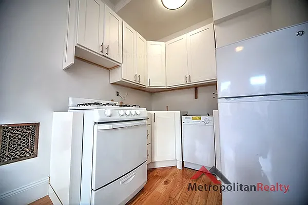 Rented by Metropolitan Realty | media 6