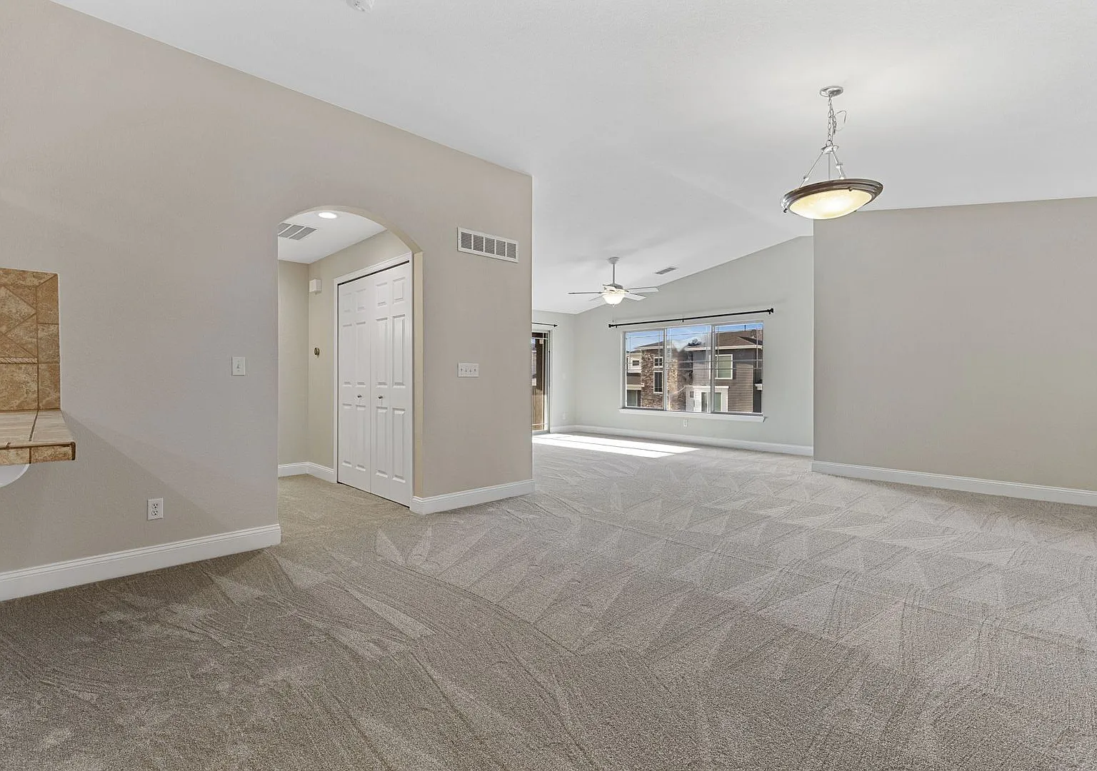 300 off your first month's rent if lease signed by 10/1/2026* Beautiful spacious 3 bedroom, 2 bat... — Photo 4