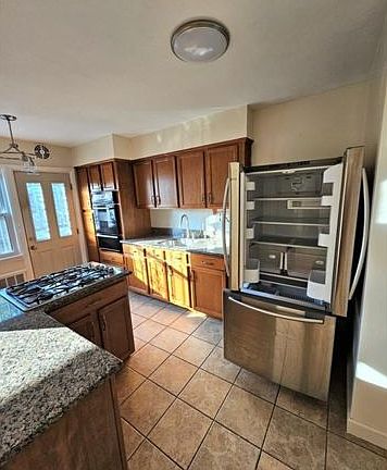 4th image of 10123 Avenue J