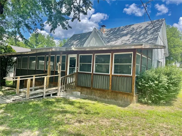 504 N Cedar St, Nevada, MO 64772