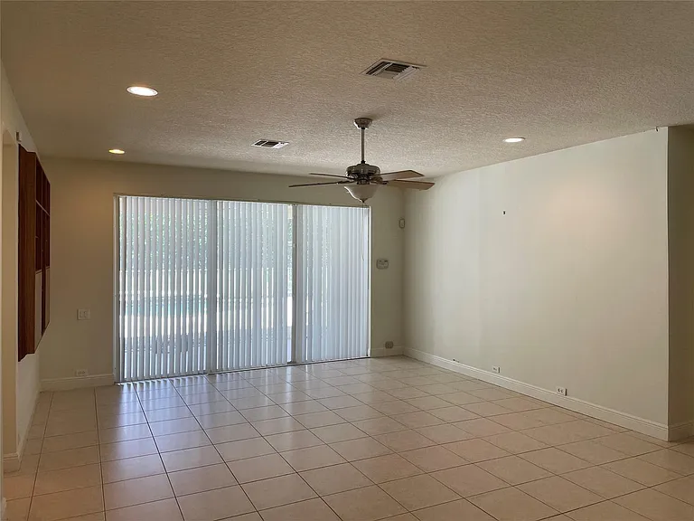 10225 NW 60th Pl — Photo 7