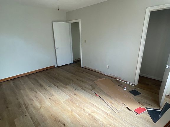 5th image of 1032 Stuart St