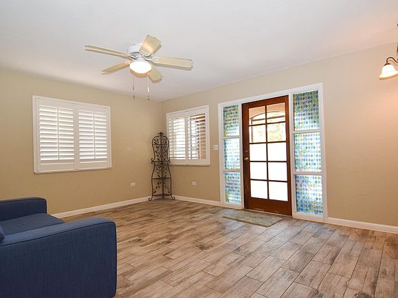 Living area- fron door