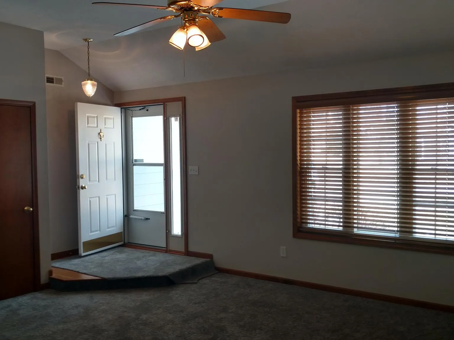 3 bed, 1423 sqft, $1,850 — Photo 2