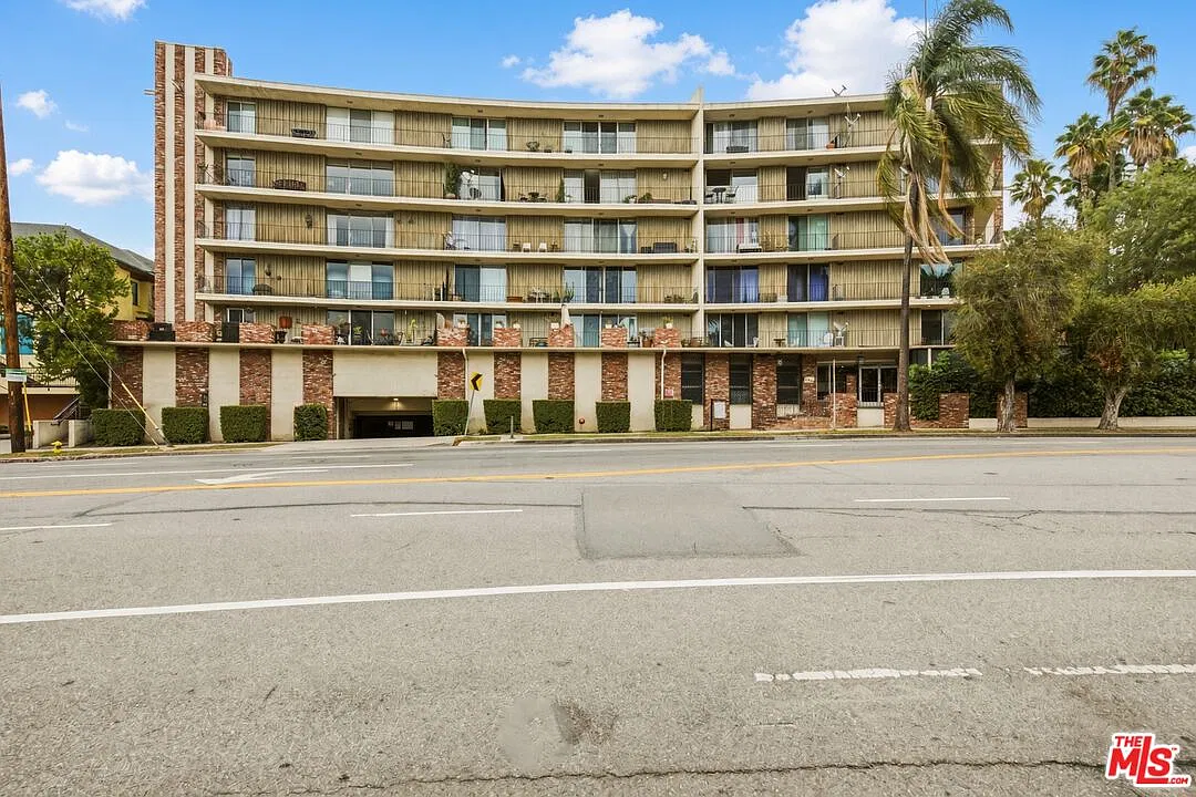 1 bed, 1.0 bath, 879 sqft, $2,300 — Photo 2