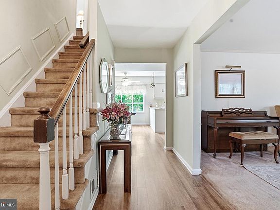 5th image of 18 W Elizabeth Ln