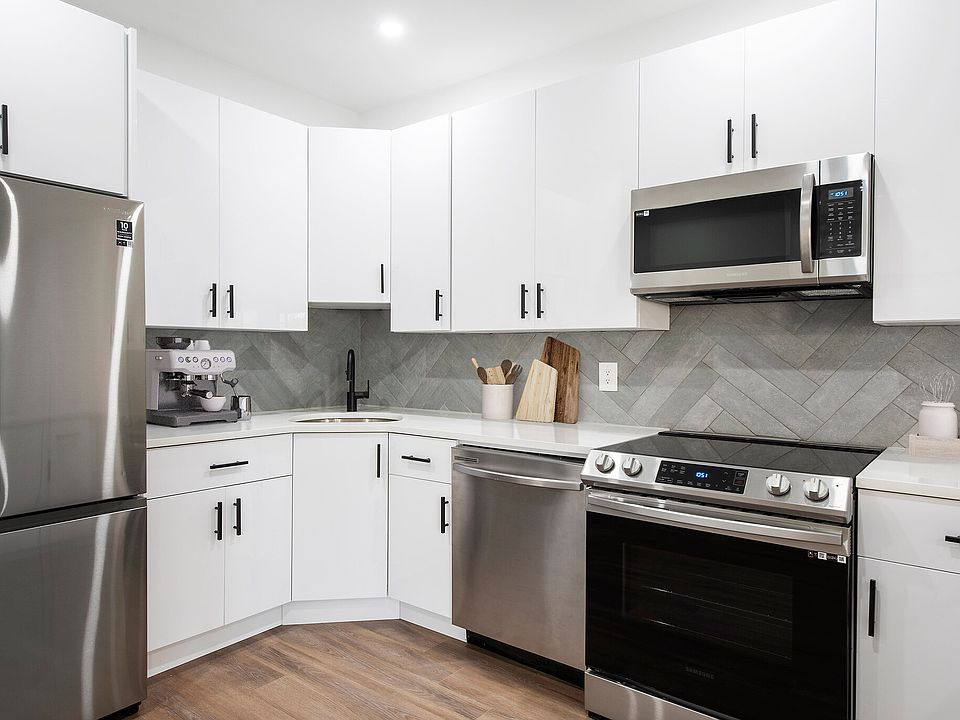 2nd image of 67 Bay St #2201