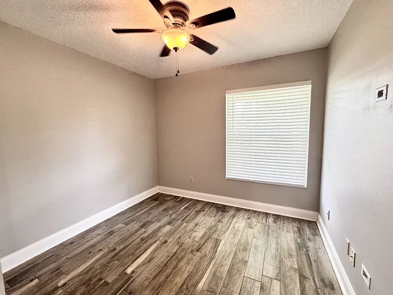 1301 Queen Elaine Dr — Photo 28