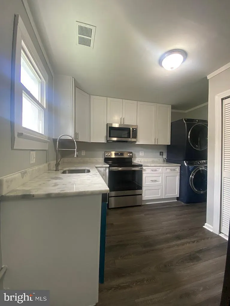 3 bed, 1.0 bath, 787 sqft, $2,100 — Photo 1