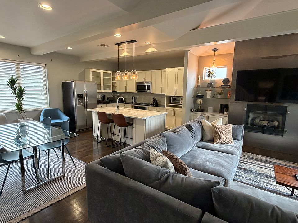 Living room, looking into kitchen (2nd floor)
