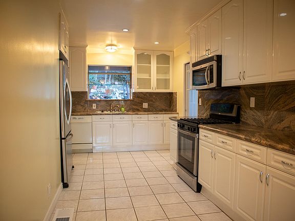 Kitchen (downstairs)