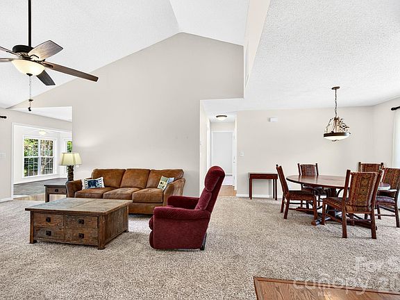 5th image of 35 Meadow Pathway Dr