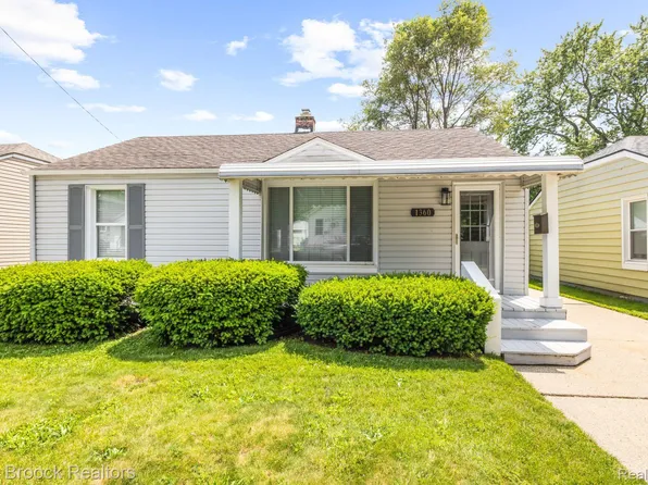 1360 E Cambourne St, Ferndale, MI 48220