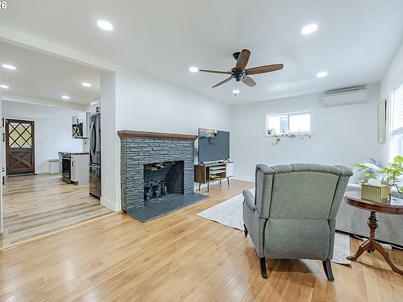 5th image of 1362 W 11th Ave