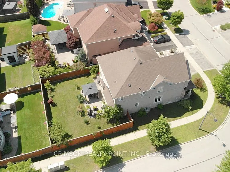 2304 Canterbury Cres — Photo 45