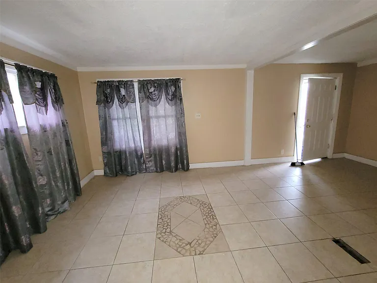 6912 Mansfield St — Photo 5