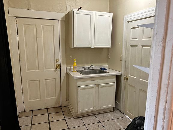 5th image of 3024A N Buffum St