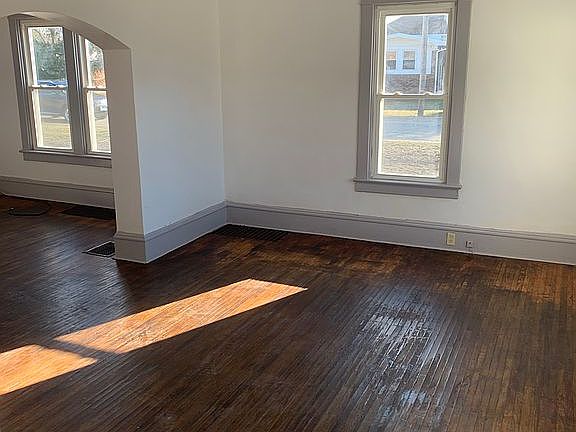 3rd image of 1316 E Broadway St