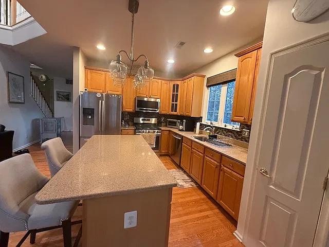 3 bed, 2348 sqft, $3,975 — Photo 3