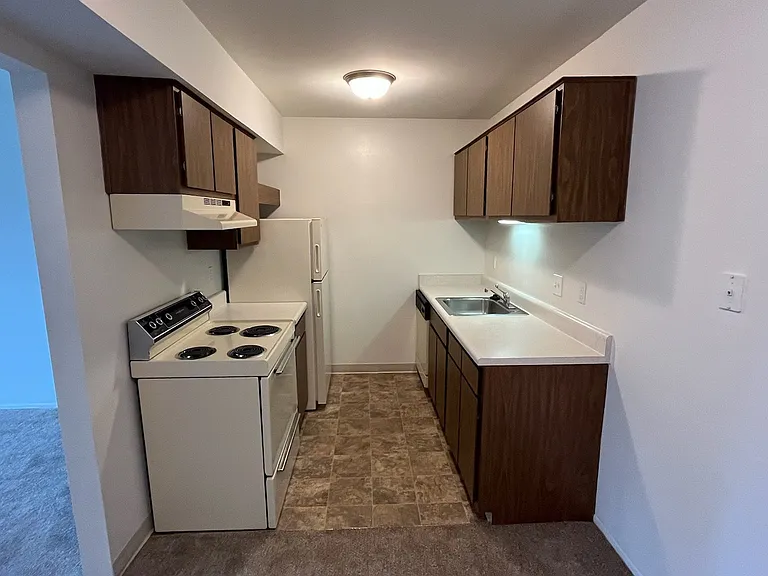 Charter Oaks Apartments — Photo 49