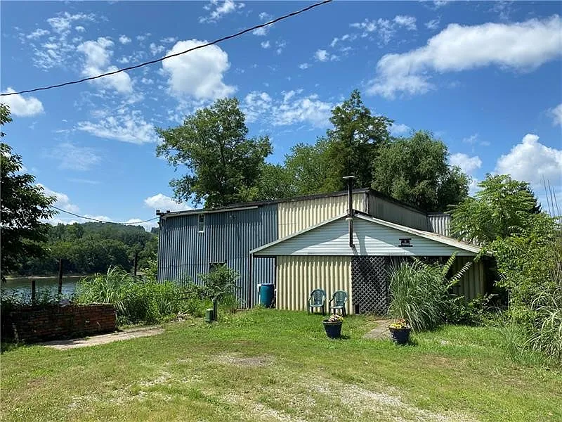 2092 John St photo 1