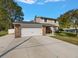 317 Hauxwell Dr, Lake Orion, MI 48362