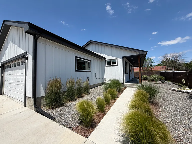 2527 W Wesley Ave — Photo 2