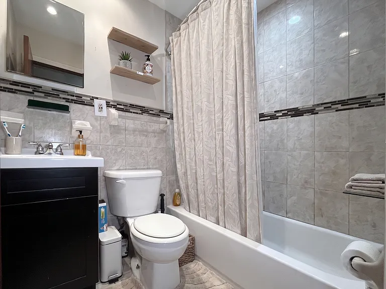 435 Graham Ave — Photo 4